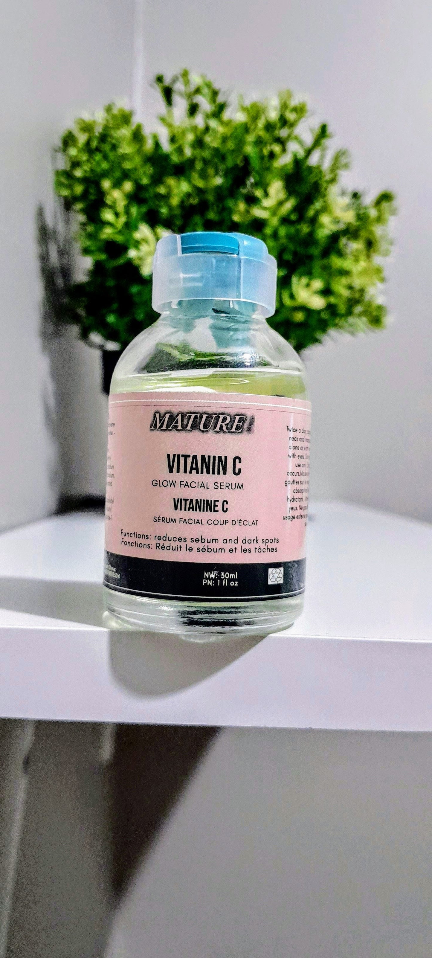 Sérum facial coup d'éclat à la Vitamine C contre les taches noires